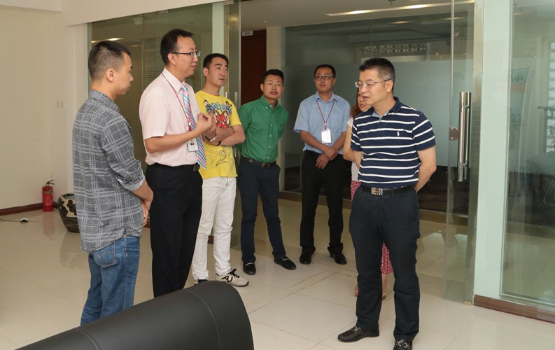 重慶市渝北區(qū)人民政府相關(guān)領(lǐng)導(dǎo)蒞臨云南天度集團(tuán)考察，雙方將于近日簽訂投資合同，天度集團(tuán)將在重慶投資設(shè)立控股子公司-重慶天度網(wǎng)絡(luò)信息技術(shù)有限公司，并建立200人規(guī)模的專業(yè)技術(shù)研發(fā)基地，此后將大大增強(qiáng)天度技術(shù)研發(fā)實(shí)力和公司綜合優(yōu)勢