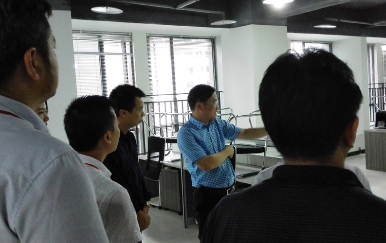 賴區(qū)長鼓勵重慶天度網(wǎng)絡(luò)公司要多進(jìn)行創(chuàng)新，并就天度未來發(fā)展方向做出重要指示。